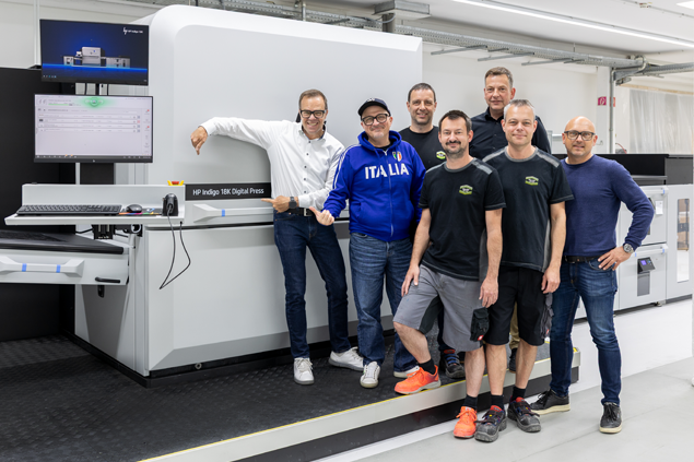 Gruppenbild vor HP Indigo 18K Digital Press